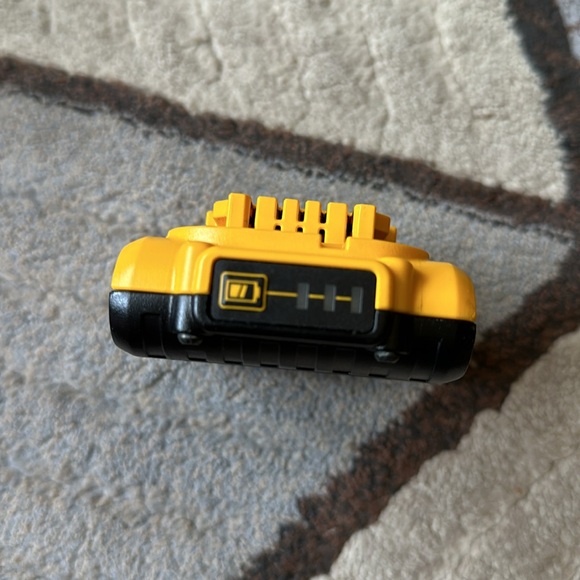 DeWALT BT SPEAKER, CHARGER & BATTERY - Picture 15 of 15
